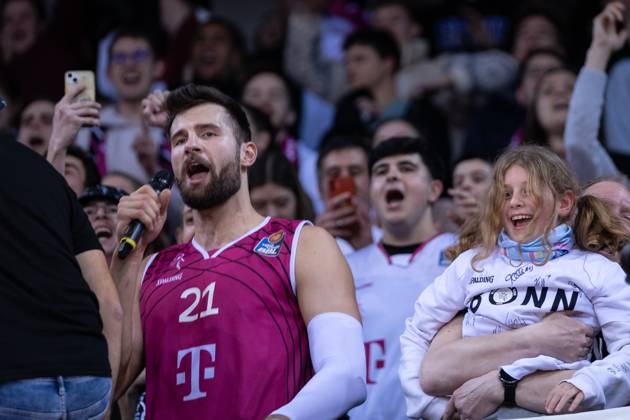 easyCredit Basketball Bundesliga, Telekom Baskets Bonn vs. Würzburg Baskets, 11.03.2023 Leon KRATZER (Telekom Baskets Bonn 21)feiert im Block Copyright: xBEAUTIFULxSPORTS Derixx