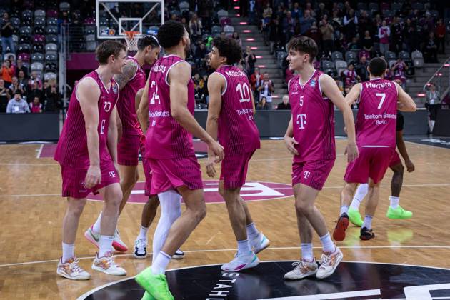 easyCredit Basketball Bundesliga, Telekom Baskets Bonn vs. Würzburg Baskets, 11.03.2023 Das Team der Telekom Baskets tanzt zur Humba Copyright: xBEAUTIFULxSPORTS Derixx