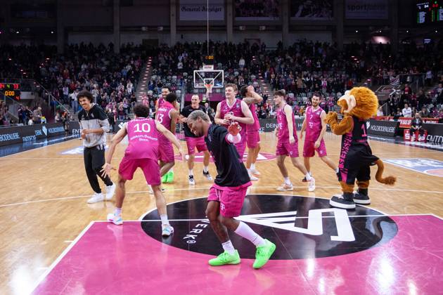 easyCredit Basketball Bundesliga, Telekom Baskets Bonn vs. Würzburg Baskets, 11.03.2023 Das Team der Telekom Baskets tanzt zur Humba Copyright: xBEAUTIFULxSPORTS Derixx