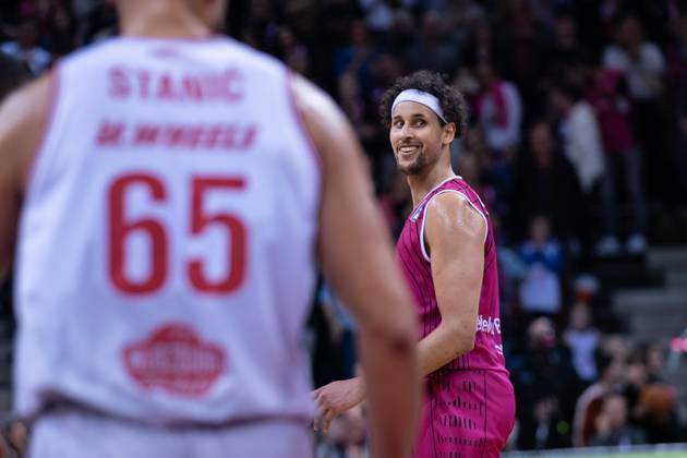 easyCredit Basketball Bundesliga, Telekom Baskets Bonn vs. Würzburg Baskets, 11.03.2023 Center Michael KESSENS (Telekom Baskets Bonn 6) freut sich nach einem erfolgreichen Dreier Copyright: xBEAUTIFULxSPORTS Derixx