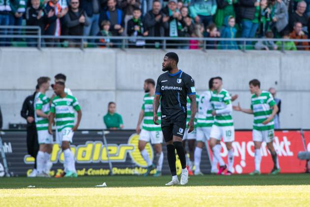 Moritz-Broni Kwarteng (1. FC Magdeburg, 8) aergert sich, die Fuerther um Julian Green (SpVgg Greuther Fuerth, 37)jubeln ueber das Tor zum 1:0, GER, SpVgg Greuther Fuerth vs. 1. FC Magdeburg, Fussball, 2. Bundesliga, 25. Spieltag, Spielzeit 2022 2023, 18.03.2023 DFB DFL regulations prohibit any use of photographs as image sequences and or quasi-video GER, SpVgg Greuther Fuerth vs. 1. FC Magdeburg, Fussball, 2. Bundesliga, 25. Spieltag, Spielzeit 2022 2023, 18.03.2023 Fuerth Copyright: xEibner-Pressefoto Memmlerx EP_MMR