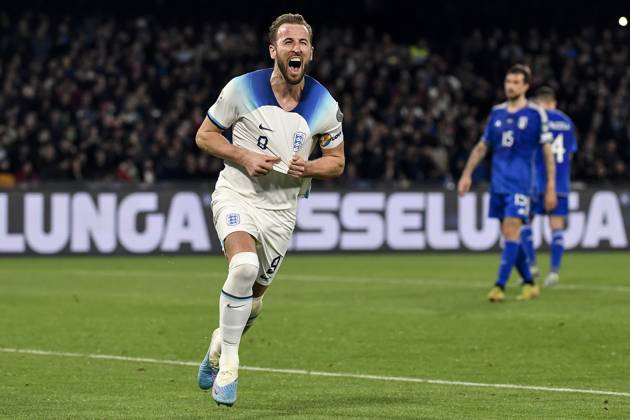 Sport Bilder des Tages Harry Kane of England celebrates after scoring on penalty the goal of 0-2 during the UEFA EURO2024 European Championship, EM, Europameisterschaft Qualification Group C football match between Italy and England at Diego Armando Maradona stadium in Napoli (Italy), March 23rd, 2023. Harry Kane of England become the top scorer of the history of England national team, Nationalteam Photo Andrea Staccioli Insidefoto Andrea Staccioli