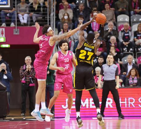 Block: Michael Kessens Telekom Baskets Bonn vs. Eddy Edigin MHP RIESEN Ludwigsburg Foto: Jörn Wolter