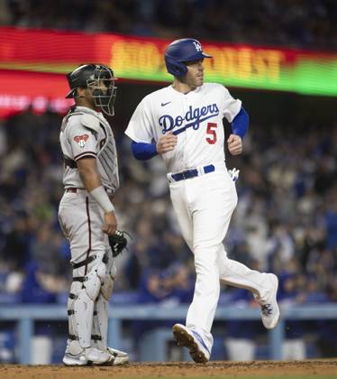 Los Angeles Dodgers first baseman Freddie Freeman (R) scores a run against the Arizona Diamondbacks during the Major League Baseball season opener Thursday at Dodgers Stadium in Los Angeles, California USA 30 March 2023. The 119th edition of the Major League Baseball season, which begins this March 30, has been marked by the goodbye hinted at by the 39-year-old Venezuelan Miguel Cabrera, and the challenges acquired by at least 13 other Latin American ballplayers at the renew contracts or change teams. Los Angeles Dodgers vs Arizona Diamondbacks !ACHTUNG: NUR REDAKTIONELLE NUTZUNG! Copyright: xArmandoxArorizox USA5538 20230331-3e61469fed24f662e7d7d76709a77cd94f86740b