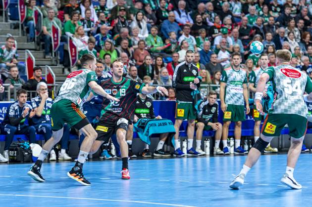 (v.l.), TSV Hannover-Burgdorf (grün) gegen Füchse Berlin (schwarz) am 26. Spieltag der Saison 2022 2023 in der LIQUI MOLY Handball-Bundesliga (06.04.2023, ZAG Arena (Hannover, GER), Copyright: xJanxGuentherx xTSVxHannover-Burgdorfx