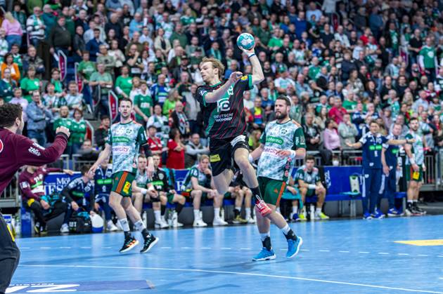 (v.l.), TSV Hannover-Burgdorf (grün) gegen Füchse Berlin (schwarz) am 26. Spieltag der Saison 2022 2023 in der LIQUI MOLY Handball-Bundesliga (06.04.2023, ZAG Arena (Hannover, GER), Copyright: xJanxGuentherx xTSVxHannover-Burgdorfx