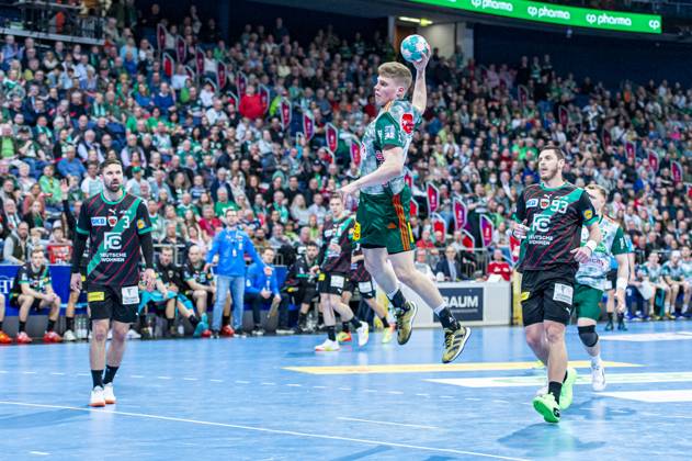 (v.l.), TSV Hannover-Burgdorf (grün) gegen Füchse Berlin (schwarz) am 26. Spieltag der Saison 2022 2023 in der LIQUI MOLY Handball-Bundesliga (06.04.2023, ZAG Arena (Hannover, GER), Copyright: xJanxGuentherx xTSVxHannover-Burgdorfx