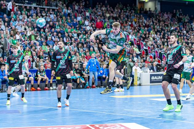 (v.l.), TSV Hannover-Burgdorf (grün) gegen Füchse Berlin (schwarz) am 26. Spieltag der Saison 2022 2023 in der LIQUI MOLY Handball-Bundesliga (06.04.2023, ZAG Arena (Hannover, GER), Copyright: xJanxGuentherx xTSVxHannover-Burgdorfx