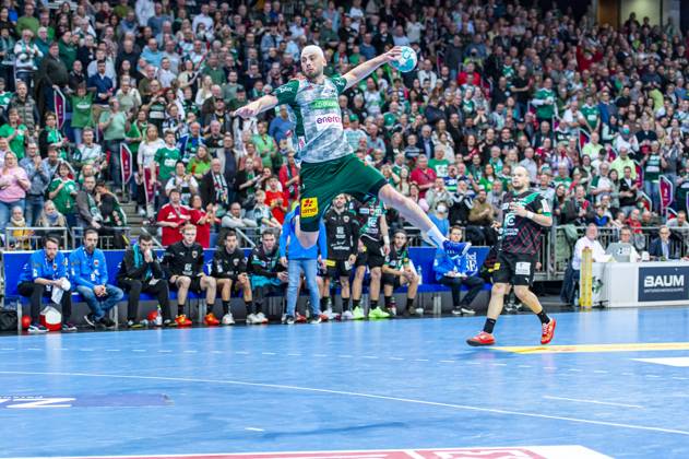 (v.l.), TSV Hannover-Burgdorf (grün) gegen Füchse Berlin (schwarz) am 26. Spieltag der Saison 2022 2023 in der LIQUI MOLY Handball-Bundesliga (06.04.2023, ZAG Arena (Hannover, GER), Copyright: xJanxGuentherx xTSVxHannover-Burgdorfx