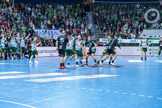 (v.l.), TSV Hannover-Burgdorf (grün) gegen Füchse Berlin (schwarz) am 26. Spieltag der Saison 2022 2023 in der LIQUI MOLY Handball-Bundesliga (06.04.2023, ZAG Arena (Hannover, GER), Copyright: xJanxGuentherx xTSVxHannover-Burgdorfx