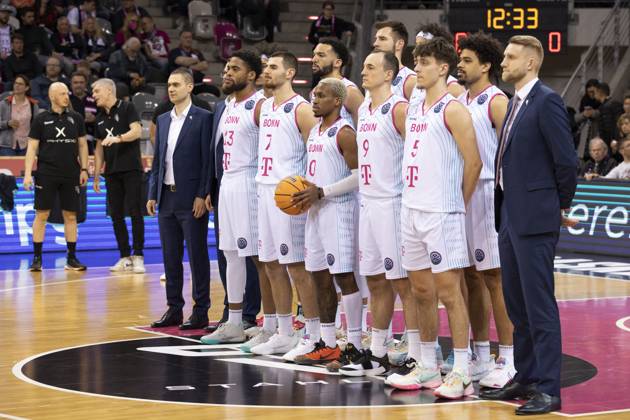 Die Mannschaft der Telekom Baskets (BON), v.l.n.r.: Assistant Coach Marko STANKOVIC, Assistant Coach Adrian KOVACS (verdeckt), Javontae HAWKINS, Tyson WARD (verdeckt), Sebastian HERRERA, Deane WILLIAMS, TJ SHORTS II, Leon KRATZER, Karsten TADDA, Michael KESSENS (verdeckt), Zach ENSMINGER, Collin MALCOLM und Head Coach Tuomas IISALO, vor dem Spiel. Endstand 76:77, Basketball Champions League Telekom Baskets Bonn-SIG Strasbourg BON vs SIG Playoffs Quarter-Final - Viertelfinale 1. Spiel, im T E L E K O M D O M E, am 05.04.2023 Â