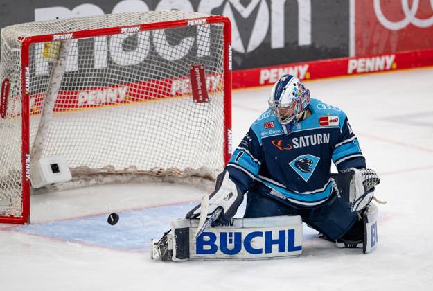Jonas Stettmer (Torwart, ERC Ingolstadt Panther, 1) wehrt einen Puck ab. ERC Ingolstadt gegen EHC Red Bull Muenchen, Eishockey, DEL, Playoffs, Finale Spiel 2, Saison 2022 2023, 16.04.2023. ERC Ingolstadt gegen EHC Red Bull Muenchen, Eishockey, DEL, Playoffs, Finale Spiel 2, Saison 2022 2023, 16.04.2023. Ingolstadt Copyright: xEibner-Pressefoto HeikexFeinerx EP_HFR