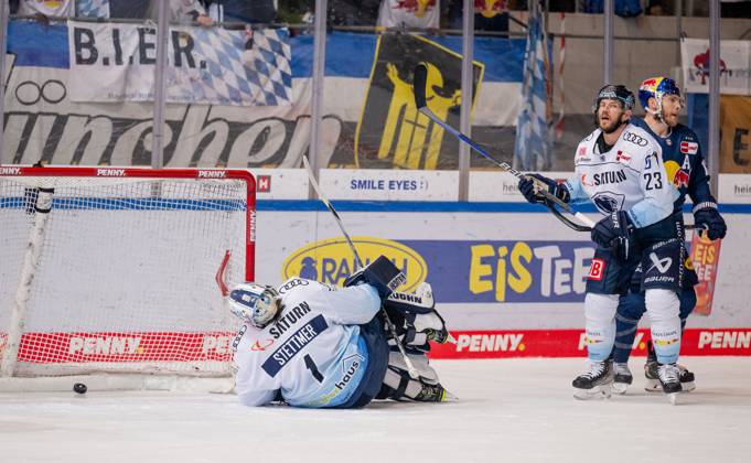 Jonas Stettmer (Torwart, ERC Ingolstadt Panther, 1) und Maury Edwards (ERC Ingolstadt Panther, 23) sind geschlagen, der Puck liegt zum 1:1 - Ausgleich durch Ben Smith (EHC Red Bull Muenchen, 12, rechts) im Tor. EHC Red Bull Muenchen gegen ERC Ingolstadt, Eishockey, DEL, Playoffs, Finale Spiel 3, Saison 2022 2023, 18.04.2023. EHC Red Bull Muenchen gegen ERC Ingolstadt, Eishockey, DEL, Playoffs, Finale Spiel 3, Saison 2022 2023, 18.04.2023. Muenchen Copyright: xEibner-Pressefoto HeikexFeinerx EP_HFR