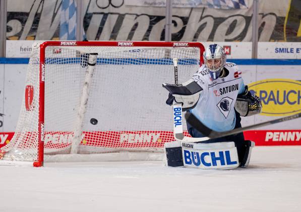 Jonas Stettmer (Torwart, ERC Ingolstadt Panther, 1) wehrt einen Puck ab. EHC Red Bull Muenchen gegen ERC Ingolstadt, Eishockey, DEL, Playoffs, Finale Spiel 3, Saison 2022 2023, 18.04.2023. EHC Red Bull Muenchen gegen ERC Ingolstadt, Eishockey, DEL, Playoffs, Finale Spiel 3, Saison 2022 2023, 18.04.2023. Muenchen Copyright: xEibner-Pressefoto HeikexFeinerx EP_HFR