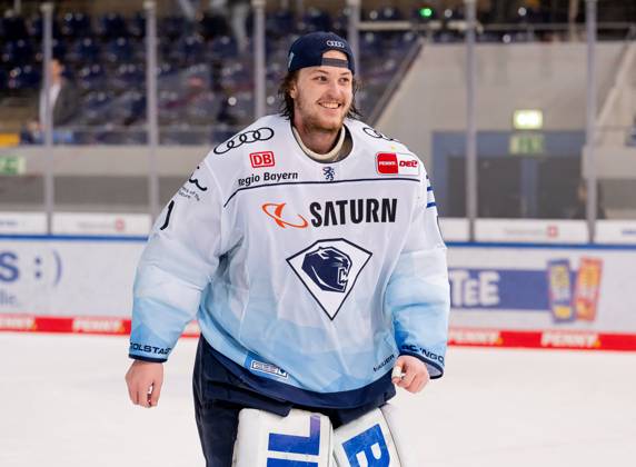 Jonas Stettmer (Torwart, ERC Ingolstadt Panther, 1) strahlt nach dem Sieg. EHC Red Bull Muenchen gegen ERC Ingolstadt, Eishockey, DEL, Playoffs, Finale Spiel 3, Saison 2022 2023, 18.04.2023. EHC Red Bull Muenchen gegen ERC Ingolstadt, Eishockey, DEL, Playoffs, Finale Spiel 3, Saison 2022 2023, 18.04.2023. Muenchen Copyright: xEibner-Pressefoto HeikexFeinerx EP_HFR