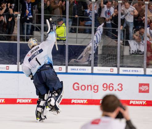 Jonas Stettmer (Torwart, ERC Ingolstadt Panther, 1) feiert mit den Fans den Sieg. EHC Red Bull Muenchen gegen ERC Ingolstadt, Eishockey, DEL, Playoffs, Finale Spiel 3, Saison 2022 2023, 18.04.2023. EHC Red Bull Muenchen gegen ERC Ingolstadt, Eishockey, DEL, Playoffs, Finale Spiel 3, Saison 2022 2023, 18.04.2023. Muenchen Copyright: xEibner-Pressefoto HeikexFeinerx EP_HFR