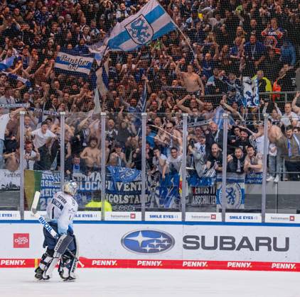 Jonas Stettmer (Torwart, ERC Ingolstadt Panther, 1) feiert mit den Fans den Sieg. EHC Red Bull Muenchen gegen ERC Ingolstadt, Eishockey, DEL, Playoffs, Finale Spiel 3, Saison 2022 2023, 18.04.2023. EHC Red Bull Muenchen gegen ERC Ingolstadt, Eishockey, DEL, Playoffs, Finale Spiel 3, Saison 2022 2023, 18.04.2023. Muenchen Copyright: xEibner-Pressefoto HeikexFeinerx EP_HFR