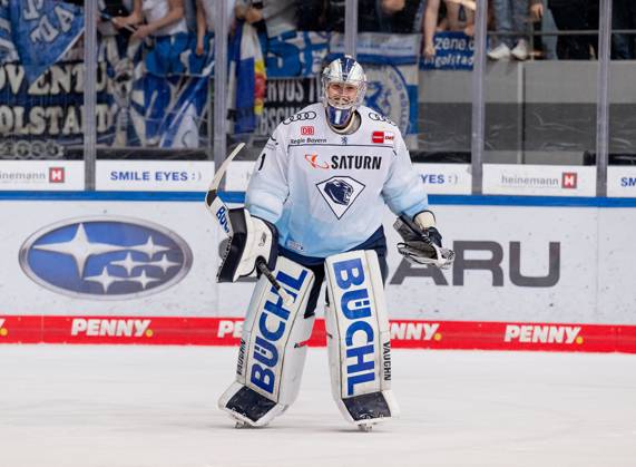 Jonas Stettmer (Torwart, ERC Ingolstadt Panther, 1) bei der Rueckkehr aus seiner Fankurve. EHC Red Bull Muenchen gegen ERC Ingolstadt, Eishockey, DEL, Playoffs, Finale Spiel 3, Saison 2022 2023, 18.04.2023. EHC Red Bull Muenchen gegen ERC Ingolstadt, Eishockey, DEL, Playoffs, Finale Spiel 3, Saison 2022 2023, 18.04.2023. Muenchen Copyright: xEibner-Pressefoto HeikexFeinerx EP_HFR