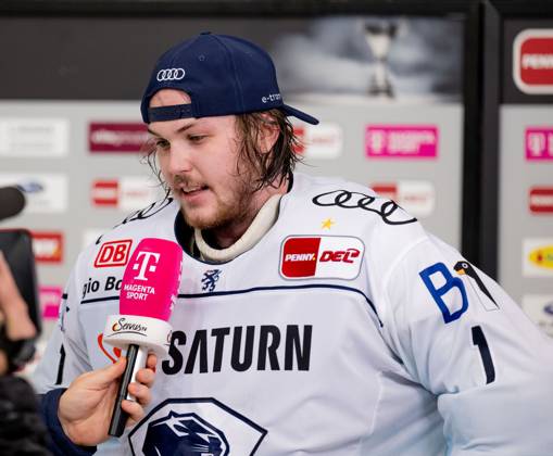 Jonas Stettmer (Torwart, ERC Ingolstadt Panther, 1) beim Fernseh - Interview mit Magenta nach dem Sieg. EHC Red Bull Muenchen gegen ERC Ingolstadt, Eishockey, DEL, Playoffs, Finale Spiel 3, Saison 2022 2023, 18.04.2023. EHC Red Bull Muenchen gegen ERC Ingolstadt, Eishockey, DEL, Playoffs, Finale Spiel 3, Saison 2022 2023, 18.04.2023. Muenchen Copyright: xEibner-Pressefoto HeikexFeinerx EP_HFR