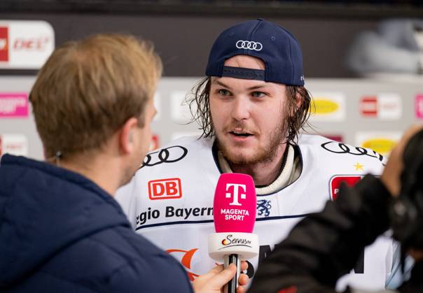 Jonas Stettmer (Torwart, ERC Ingolstadt Panther, 1) beim Fernseh - Interview mit Magenta nach dem Sieg. EHC Red Bull Muenchen gegen ERC Ingolstadt, Eishockey, DEL, Playoffs, Finale Spiel 3, Saison 2022 2023, 18.04.2023. EHC Red Bull Muenchen gegen ERC Ingolstadt, Eishockey, DEL, Playoffs, Finale Spiel 3, Saison 2022 2023, 18.04.2023. Muenchen Copyright: xEibner-Pressefoto HeikexFeinerx EP_HFR