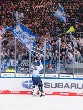 Jonas Stettmer (Torwart, ERC Ingolstadt Panther, 1) feiert mit den mitgereisten Fans den Sieg. EHC Red Bull Muenchen gegen ERC Ingolstadt, Eishockey, DEL, Playoffs, Finale Spiel 3, Saison 2022 2023, 18.04.2023. EHC Red Bull Muenchen gegen ERC Ingolstadt, Eishockey, DEL, Playoffs, Finale Spiel 3, Saison 2022 2023, 18.04.2023. Muenchen Copyright: xEibner-Pressefoto HeikexFeinerx EP_HFR