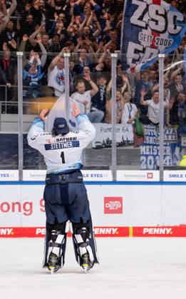 Jonas Stettmer (Torwart, ERC Ingolstadt Panther, 1) feiert mit den mitgereisten Fans den Sieg. EHC Red Bull Muenchen gegen ERC Ingolstadt, Eishockey, DEL, Playoffs, Finale Spiel 3, Saison 2022 2023, 18.04.2023. EHC Red Bull Muenchen gegen ERC Ingolstadt, Eishockey, DEL, Playoffs, Finale Spiel 3, Saison 2022 2023, 18.04.2023. Muenchen Copyright: xEibner-Pressefoto HeikexFeinerx EP_HFR