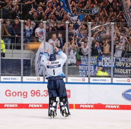 Sport Bilder des Tages Jonas Stettmer (Torwart, ERC Ingolstadt Panther, 1) feiert mit den mitgereisten Fans den Sieg. EHC Red Bull Muenchen gegen ERC Ingolstadt, Eishockey, DEL, Playoffs, Finale Spiel 3, Saison 2022 2023, 18.04.2023. EHC Red Bull Muenchen gegen ERC Ingolstadt, Eishockey, DEL, Playoffs, Finale Spiel 3, Saison 2022 2023, 18.04.2023. Muenchen Copyright: xEibner-Pressefoto HeikexFeinerx EP_HFR