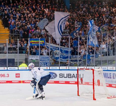 Jonas Stettmer (Torwart, ERC Ingolstadt Panther, 1) vor dem Ingolstaedter Fanblock. EHC Red Bull Muenchen gegen ERC Ingolstadt, Eishockey, DEL, Playoffs, Finale Spiel 5, Saison 2022 2023, 23.04.2023. EHC Red Bull Muenchen gegen ERC Ingolstadt, Eishockey, DEL, Playoffs, Finale Spiel 5, Saison 2022 2023, 23.04.2023. Muenchen Copyright: xEibner-Pressefoto HeikexFeinerx EP_HFR