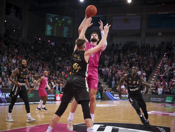 Leon Kratzer Telekom Baskets Bonn vs. Basketball Löwen Braunschweig Foto: Jörn Wolter