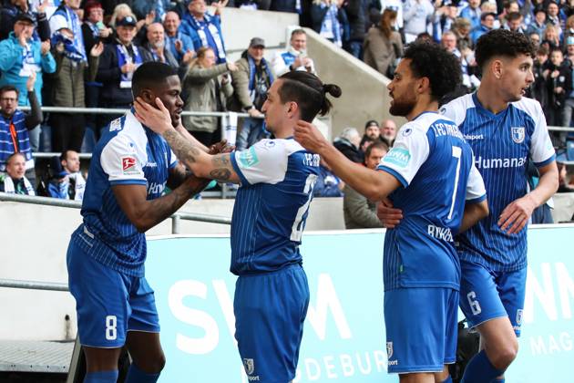 Torjubel - Torschütze Moritz Broni Kwarteng (1. FC Magdeburg,8) trifft zum 1-0 mit v.l. Baris Atik (1. FC Magdeburg,23),Herbert Bockhorn (1. FC Magdeburg,7),Daniel Elfadli (1. FC Magdeburg,6) - 2. Fußball Bundesliga Saison 2022-2023 1. FC Magdeburg vs. Hamburger SV in der MDCC Arena in Magdeburg - Aktion,Fußball,Mann,Männer,Deutschland,29.04.2023
