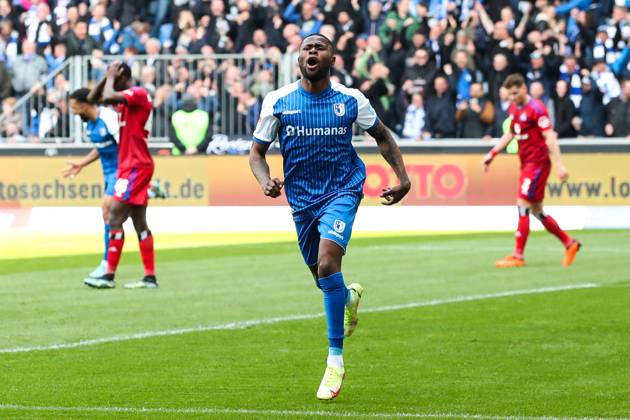 Torjubel - Torschütze Moritz Broni Kwarteng (1. FC Magdeburg,8) trifft zum 1-0 - 2. Fußball Bundesliga Saison 2022-2023 1. FC Magdeburg vs. Hamburger SV in der MDCC Arena in Magdeburg - Aktion,Fußball,Mann,Männer,Deutschland,29.04.2023
