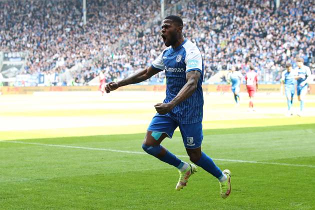 Torjubel - Torschütze Moritz Broni Kwarteng (1. FC Magdeburg,8) trifft zum 1-0 - 2. Fußball Bundesliga Saison 2022-2023 1. FC Magdeburg vs. Hamburger SV in der MDCC Arena in Magdeburg - Aktion,Fußball,Mann,Männer,Deutschland,29.04.2023