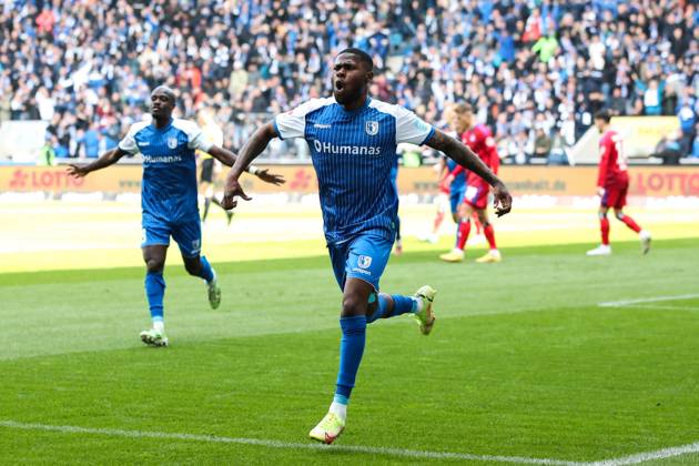 Torjubel - Torschütze Moritz Broni Kwarteng (1. FC Magdeburg,8) trifft zum 1-0 - 2. Fußball Bundesliga Saison 2022-2023 1. FC Magdeburg vs. Hamburger SV in der MDCC Arena in Magdeburg - Aktion,Fußball,Mann,Männer,Deutschland,29.04.2023