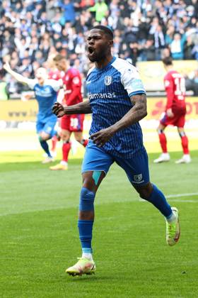 Torjubel - Torschütze Moritz Broni Kwarteng (1. FC Magdeburg,8) trifft zum 1-0 - 2. Fußball Bundesliga Saison 2022-2023 1. FC Magdeburg vs. Hamburger SV in der MDCC Arena in Magdeburg - Aktion,Fußball,Mann,Männer,Deutschland,29.04.2023