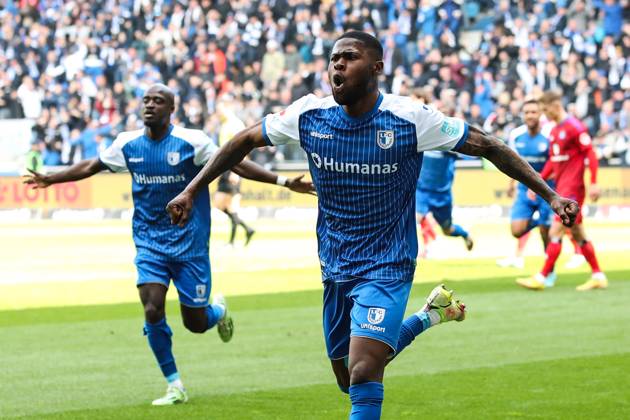 Torjubel - Torschütze Moritz Broni Kwarteng (1. FC Magdeburg,8) trifft zum 1-0 - 2. Fußball Bundesliga Saison 2022-2023 1. FC Magdeburg vs. Hamburger SV in der MDCC Arena in Magdeburg - Aktion,Fußball,Mann,Männer,Deutschland,29.04.2023