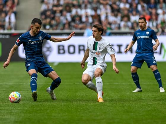 Florian Neuhaus (Borussia Moenchengladbach, 32) laesst den Ball klatschen, bevor Erhan Masovic (VfL Bochum, 04) eingreifen kann. Dahinter Kevon Stoeger (VfL Bochum, 07). Borussia Moenchengladbach vs. VfL Bochum, Fussball, Bundesliga, 31. Spieltag, Saison 2022 2023, 06.05.2023 DFB DFL Regulations prohibit any use of Photographs as image sequences and or quasi-video Borussia Moenchengladbach vs. VfL Bochum, Fussball, Bundesliga, 31. Spieltag, Saison 2022 2023, 06.05.2023 Moenchengladbach Copyright: xEibner-Pressefoto ThomasxHaeslerx EP_EER