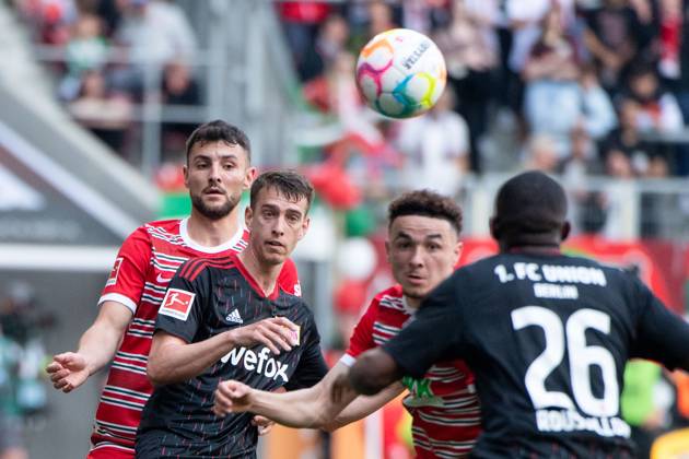Janik Haberer (FC Union Berlin, 19) im Zweikampf mit Maximilian Bauer (FC Augsburg, 23), GER, FC Augsburg (FCA) vs. 1. FC Union Berlin (FCU), Fussball, Herren, 1. Bundesliga, 31. Spieltag, Saison 2022 2023, 06.05.2023 DFB DFL regulations prohibit any use of photographs as image sequences and or quasi-video GER, FC Augsburg (FCA) vs. 1. FC Union Berlin (FCU), Fussball, Herren, 1. Bundesliga, 31. Spieltag, Saison 2022 2023, 06.05.2023 Augsburg Copyright: xEibner-Pressefoto Memmlerx EP_MMR