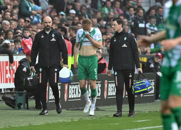 Verletzung Amos Pieper (Werder Bremen) 06.05.2023, Fussball GER, Saison 2022 2023, 1. Bundesliga, 31. Spieltag, SV Werder Bremen - FC Bayern München Bremen Weserstadion Bremen Deutschland