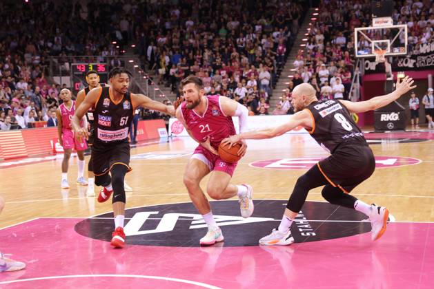 Leon Kratzer Telekom Baskets Bonn vs. ratiopharm ulm Foto: Jörn Wolter