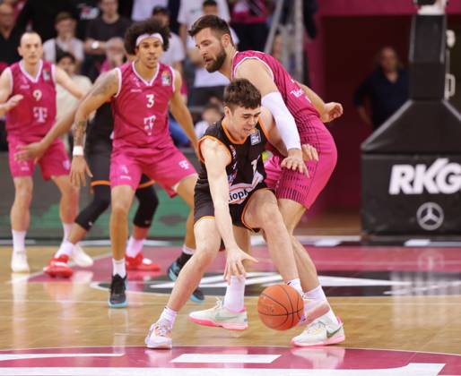 Leon Kratzer Telekom Baskets Bonn vs. Juan Nunez ratiopharm ulm Foto: Jörn Wolter