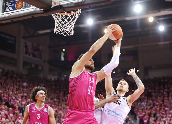 Leon Kratzer Telekom Baskets Bonn vs. Arnas Velicka NINERS Chemnitz , Playoffs Viertellfinale Spiel 1