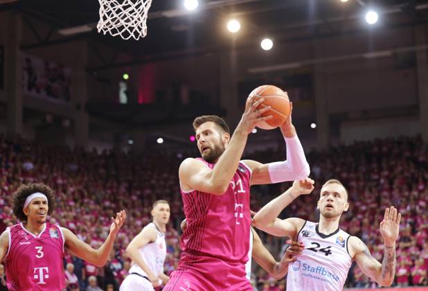 Leon Kratzer Telekom Baskets Bonn vs. Arnas Velicka NINERS Chemnitz , Playoffs Viertellfinale Spiel 1