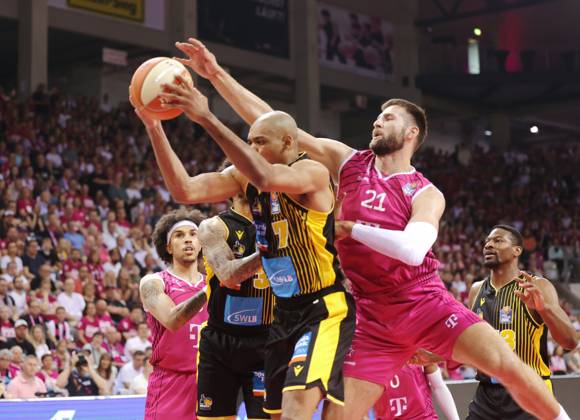 Leon Kratzer Telekom Baskets Bonn vs. Shonn Miller MHP RIESEN Ludwigsburg , Playoffs Halbfinale Spiel 1