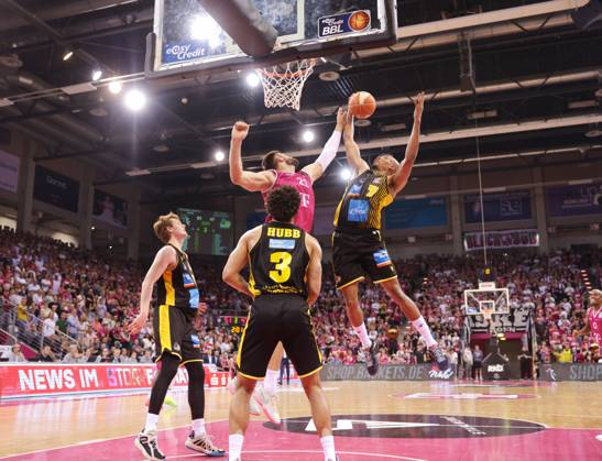 Leon Kratzer Telekom Baskets Bonn vs. Shonn Miller MHP RIESEN Ludwigsburg , Playoffs Halbfinale Spiel 1