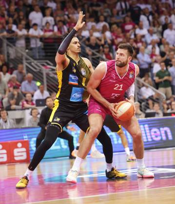 Leon Kratzer Telekom Baskets Bonn vs. MHP RIESEN Ludwigsburg , Playoffs Halbfinale Spiel 1