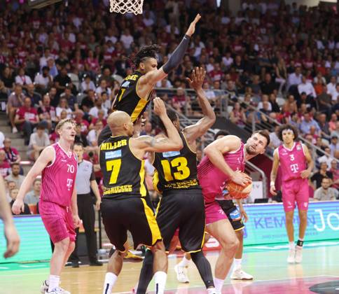 Leon Kratzer Telekom Baskets Bonn vs. MHP RIESEN Ludwigsburg , Playoffs Halbfinale Spiel 2