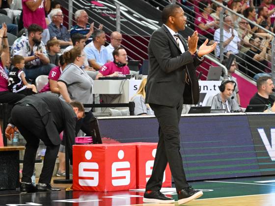 Tyron Mccoy (Ratiopharm Ulm, Assistent Coach) ist zufrieden. Dahinter Anton Gavel (Ratiopharm Ulm, Head Coach). Telekom Baskets Bonn vs. ratiopharm Ulm, Basketball, easy Credit BBL, 1. Finale, Saison 2022 2023, 09.06.2023 Telekom Baskets Bonn vs. ratiopharm Ulm, Basketball, easy Credit BBL, Saison 2022 2023, 1. Finale, 09.06.2023 Bonn Copyright: xEibner-Pressefoto ThomasxHaeslerx EP_EER