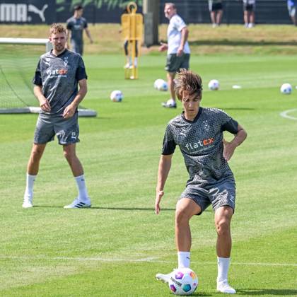 Florian Neuhaus (Borussia Moenchengladbach, 32) legt den Ball quer. Dahinter Christoph Kramer (Borussia Moenchengladbach, 23). Borussia Moenchengladbach, Fussball, 1. Bundesliga, Training, Saison 2023 2024, 11.07.2023 Borussia Moenchengladbach, Fussball, 1. Bundesliga, Training, Saison 2023 2024, 11.07.2023 Moenchengladbach Copyright: xEibner-Pressefoto ThomasxHaeslerx EP_EER