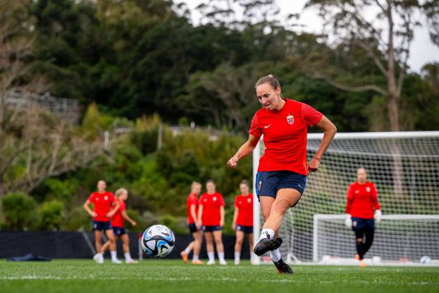 230719 Marit Bratberg Lund of the Norwegian women?s national football team during a training session ahead of the FIFA Women s World Cup on July 19, 2023 in Auckland. Photo: Vegard Grott BILDBYRAN kod VG VG0484 bbeng fotball fotboll football norge norway a kvinner dam fotbolls-vm fotball vm kvinner världsmästerskap vm fifa womens world cup träning practice training day -1 Copyright: VEGARDxGRoTT BB230719VG066