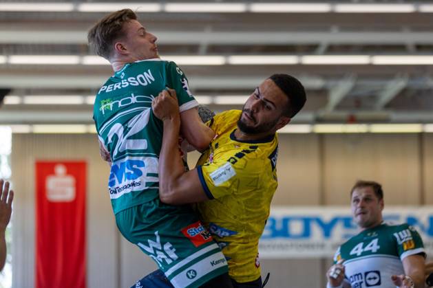 Erik Persson (FRISCH AUF! Goeppingen, 22) im Zweikampf gegen Philipp Ahouansou (Rhein-Neckar-Loewen, 19) GER, Rhein-Neckar-Loewen vs. FRISCH AUF! Goeppingen, Handball, S-Cup Altensteig, Finale, 30.07.2023 GER, Rhein-Neckar-Loewen vs. FRISCH AUF! Goeppingen, Handball, S-Cup Altensteig, Finale, 30.07.2023 Altensteig Copyright: xEibnerxPressefotox xOliverxSchmix EP_OST